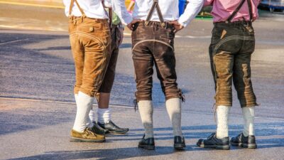 Почему брюки во множественном числе?